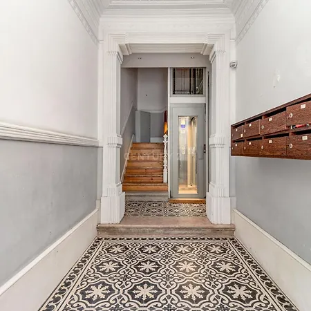 Quarto Aconchegante Com Janela E Vista Para Cidade Lissabon