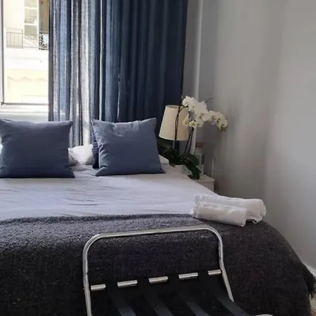 Quarto em Acomodações Particulares Quarto Aconchegante Com Janela E Vista Para Cidade *