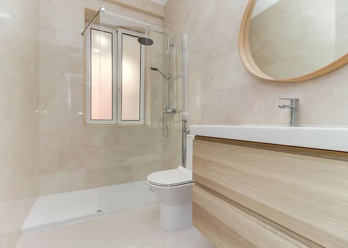 Quarto Aconchegante Com Janela E Vista Para Cidade