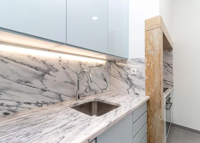 Quarto Aconchegante Com Janela E Vista Para Cidade *