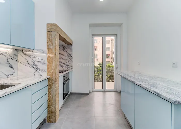 Quarto Aconchegante Com Janela E Vista Para Cidade リスボン