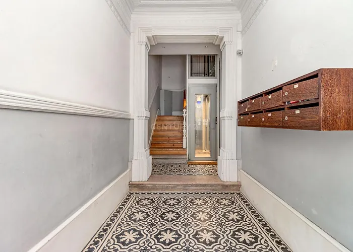 Quarto Aconchegante Com Janela E Vista Para Cidade リスボン