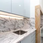 Quarto Aconchegante Com Janela E Vista Para Cidade *