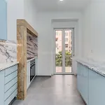Quarto Aconchegante Com Janela E Vista Para Cidade Lizbona