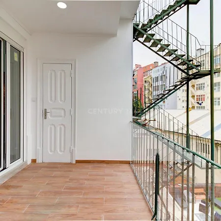 Quarto Aconchegante Com Janela E Vista Para Cidade Privatunterkunft